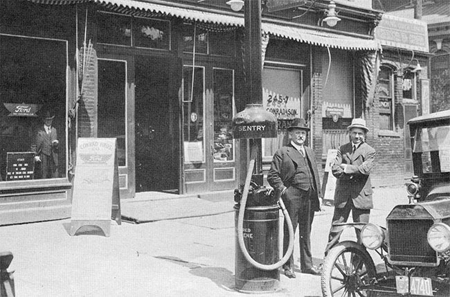 Trụ bơm Chief Sentry của Bowser tại một đại lý bán xe Ford năm 1915.