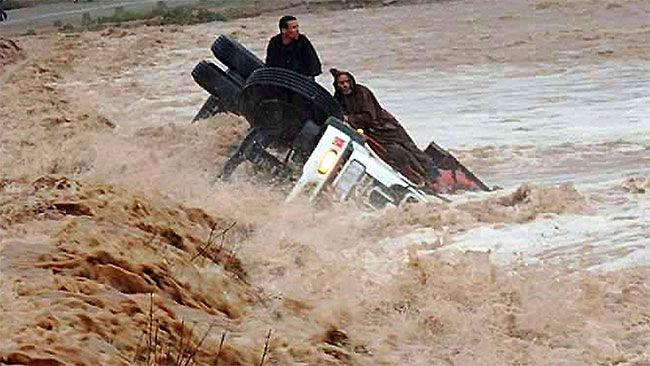 Lũ quét ở Morocco sáng 23/9/2014 cuốn phăng ô tô xuống sông