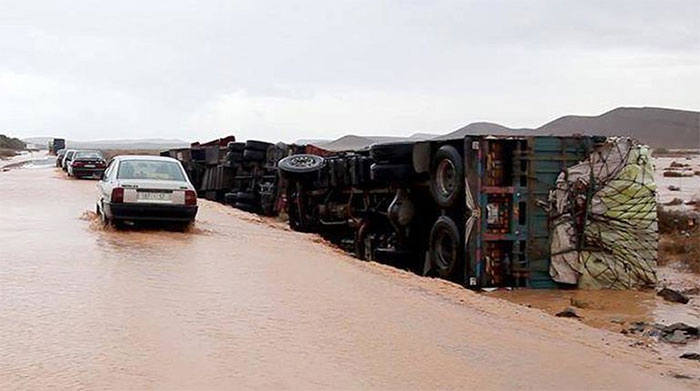 Xe tải ở Morocco bị lũ quét lật nhào.