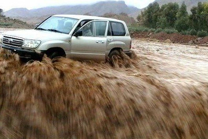 Tài xế thoát nạn khi kịp nhảy khỏi xe trong trận lũ quét ở Morocco.