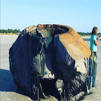 Vật thể lạ giống máy bay ngoài hành tinh trôi dạt vào bờ biển Mỹ Vật thể lạ giống máy bay ngoài hành tinh trôi dạt vào bờ biển Mỹ
