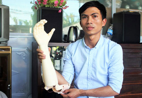 Ngô Văn Dết và sản phẩm bàn tay robot cho người khuyết tật.