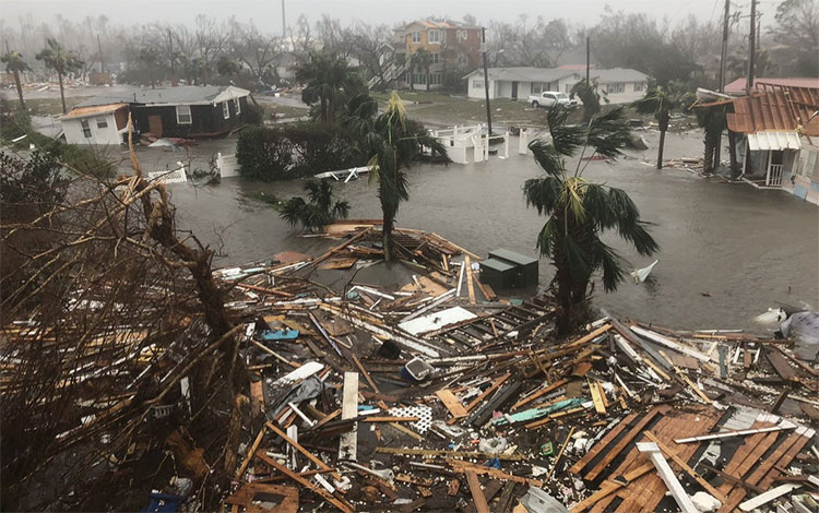 Cơn bão nhấn chìm nhiều đảo bang Florida.