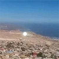 Khối ánh sáng lơ lửng giống vật thể ngoài hành tinh ở Chile Khối ánh sáng lơ lửng giống vật thể ngoài hành tinh ở Chile