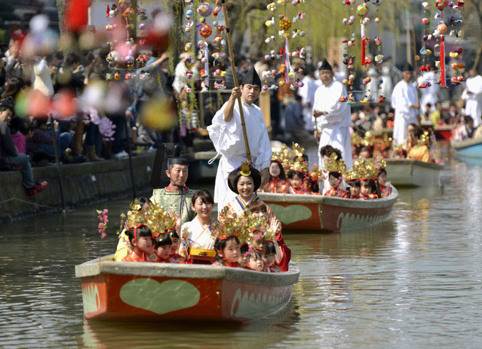 Mỗi năm có lễ hội kéo dài 3 ngày vào tháng 11 với các hoạt động ngâm thơ, chơi nhạc, đi thuyền ban đêm và bắn pháo hoa.