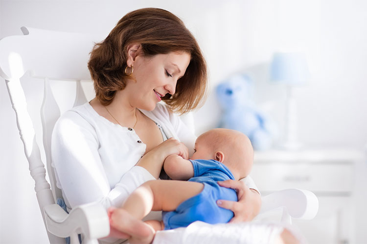 Theo các bác sĩ, độ tuổi sinh con hợp lý là từ 20 – 27 tuổi. 