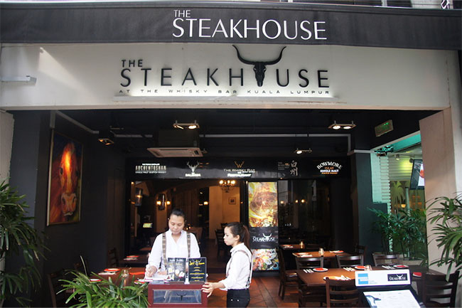 Đừng ngạc nhiên nếu bạn đến nhà hàng steak nhưng lại chỉ được phục vụ thìa và dĩa. 