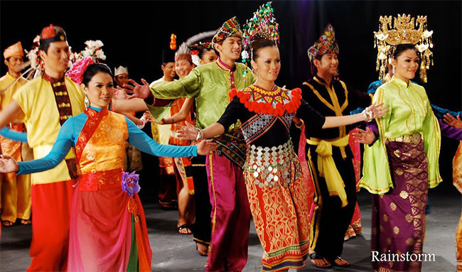 Malaysia là một quốc gia đa văn hoá, có nền tảng từ Trung Quốc và Ấn Độ. 
