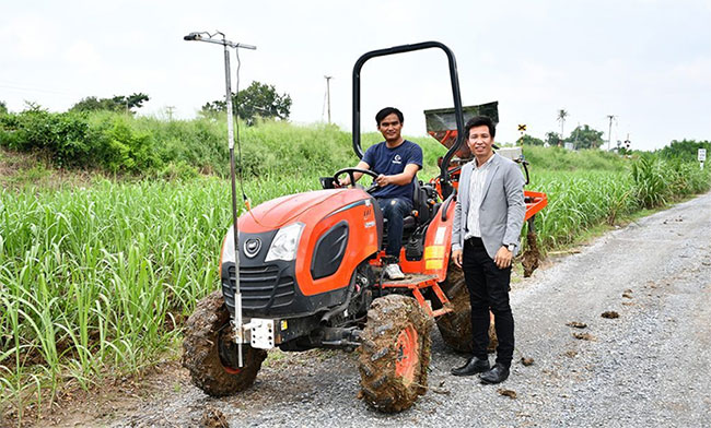GS. Kiattisak Sangkradit và trợ lý bên cỗ xe phối trộn phân bón tự động