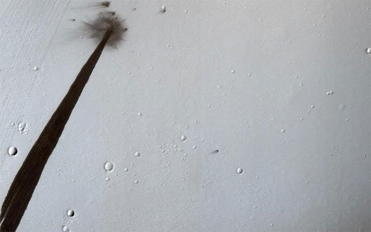 Hình ảnh chụp hôm 26/9 từ tàu MRO cho thấy Sao Hỏa vừa hứng chịu một vụ va chạm với tiểu hành tinh
