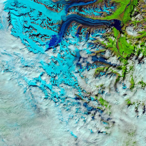 Băng tan thành từng dòng trên thềm băng Lowell tại Công viên quốc gia Kluane, Canada.