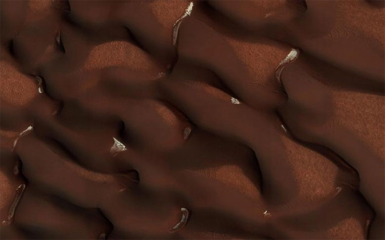 Băng tan dần trên các cồn cát tại Sao Hỏa khi mùa hè đến.