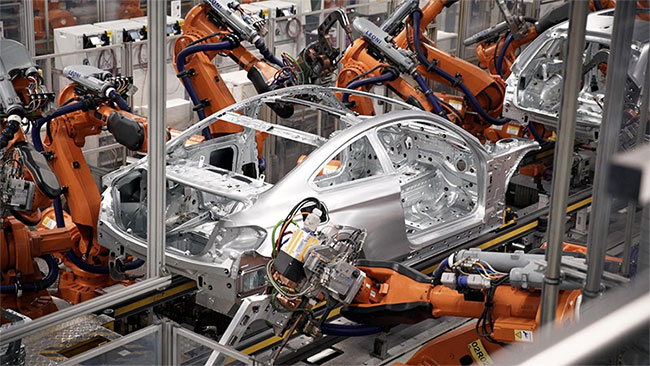 Robot sản xuất trong nhà máy của BMW.