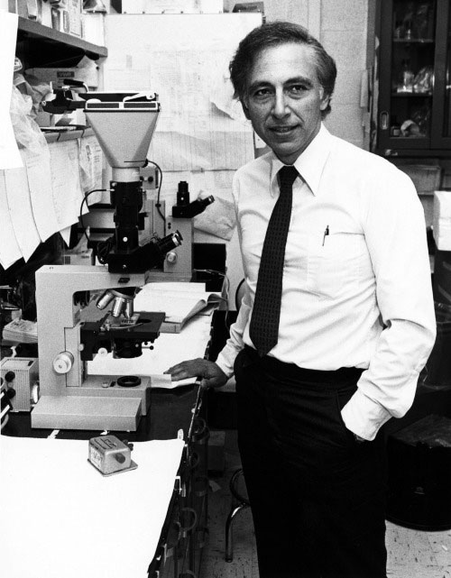 Nhà khoa học Robert Gallo trong phòng thí nghiệm.
