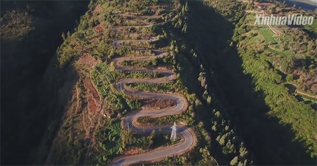 Con đường dài hơn 6km có tới 68 khúc cua ở Trung Quốc