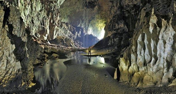 Hang động ngầm lớn nhất thế giới nằm ở Sarawak