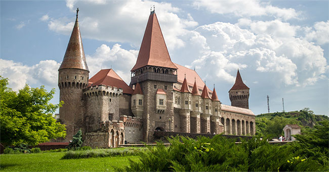 Quét radar xuyên đất lâu đài từng giam giữ "Bá tước Dracula"
