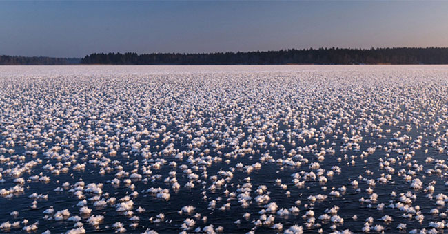 Ngẩn ngơ trước vẻ đẹp "hoa băng" trên mặt hồ xứ sở Bạch Dương