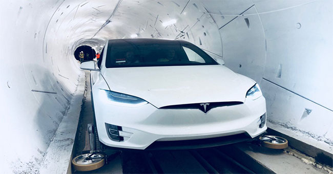 Elon Musk ra mắt đường hầm đầu tiên của Boring Company, đích thân ngồi xe Tesla đi thử