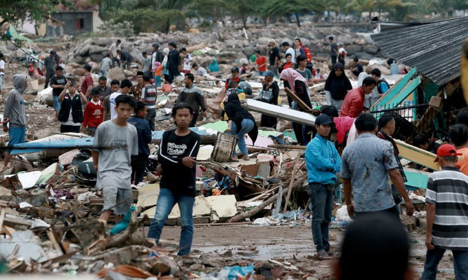 Những người sống sót tìm đồ đạc trong đống đổ nát ở bờ biển Nam Lampung vào chiều 23/12.