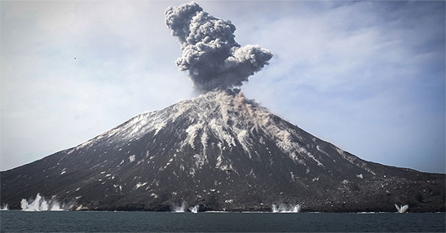 Ngọn núi lửa đứng sau thảm họa sóng thần ở Indonesia