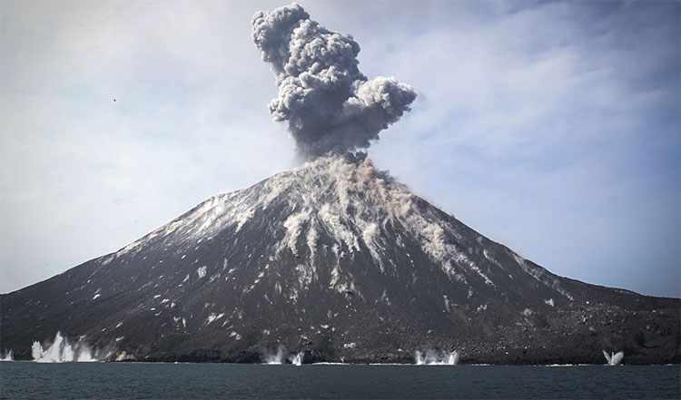 Núi lửa Anak Krakatoa phun cột tro hồi tháng 7.