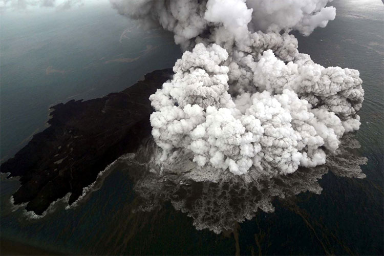 Núi lửa Anak Krakatoa lại tiếp tục phun tro bụi, đe dọa đợt phun trào mới.