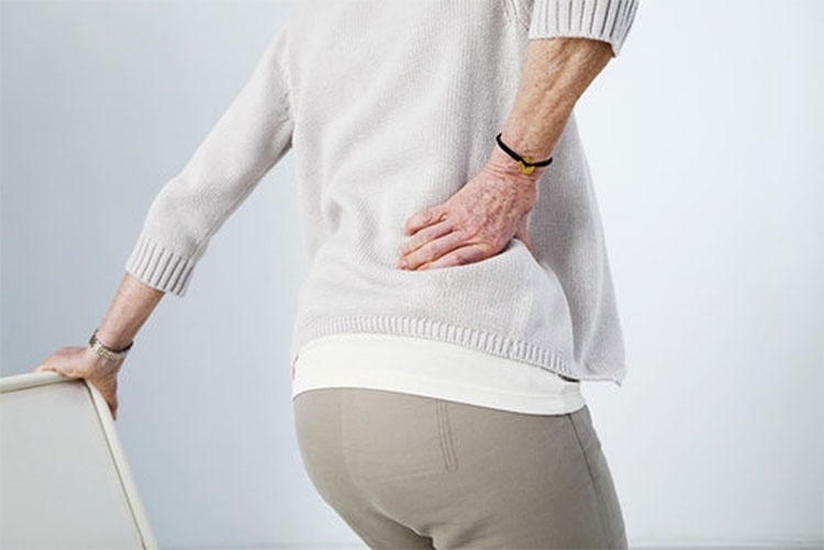 Người già thường xuyên bị đau lưng, khi thời tiết lạnh thường sẽ đau dai dẳng hơn.