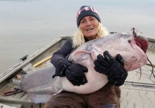 Paula Cathey Smith ôm con cá nheo lục câu được ở hồ Kentucky. 