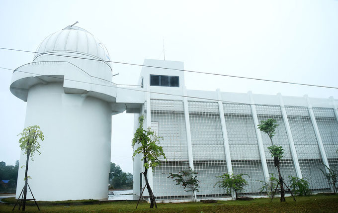Đài thiên văn được quan sát từ bên ngoài.