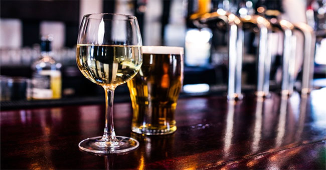 Tại sao uống bia pha rượu dễ say?
