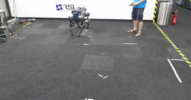 Chó robot của Thụy Sỹ không ngã khi bị người đạp, nếu ngã biết tự lật đứng dậy