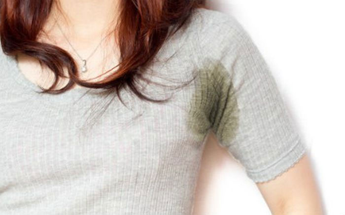 Bí kíp xử lí cổ áo, nách áo bị ố vàng
