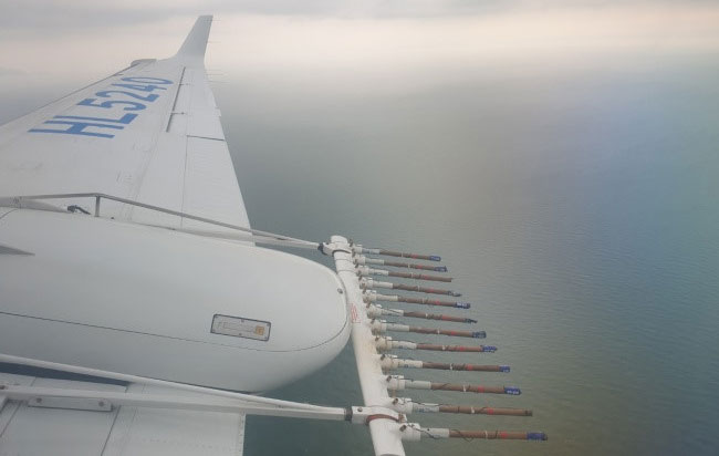 Máy bay của KMA mang theo hệ thống phát tán bạc iốt vào các đám mây. 