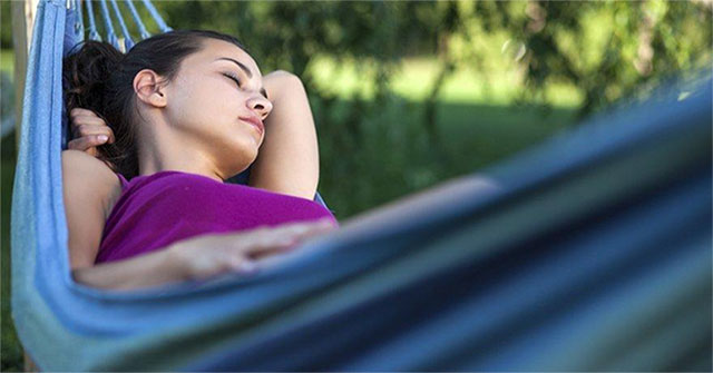 Nghiên cứu: "Đung đưa" giúp người lớn ngủ ngon hơn, cải thiện trí nhớ