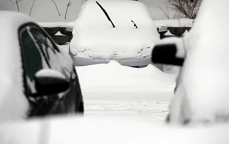 Xe hơi bị tuyết phủ dày, ngày 28/1, ở bang Illinois nơi sẽ phải hứng chịu nhiệt độ thấp kỷ lục sắp tới. 