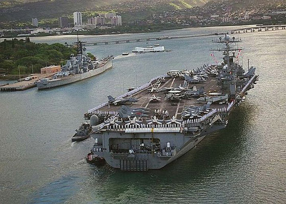Tàu sân bay USS Carl Vinson đi vào Trân Châu Cảng cùng tàu chiến USS Missouri