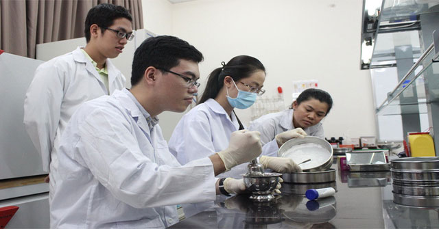 Tiêm xi măng sinh học để hàn gắn xương
