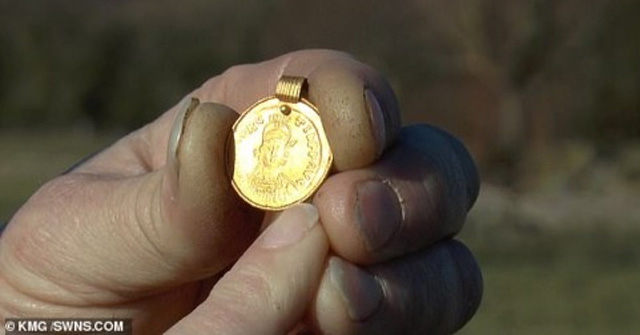 Ngỡ ngàng khi nhặt được mặt dây chuyền vàng 1.500 tuổi trên cánh đồng