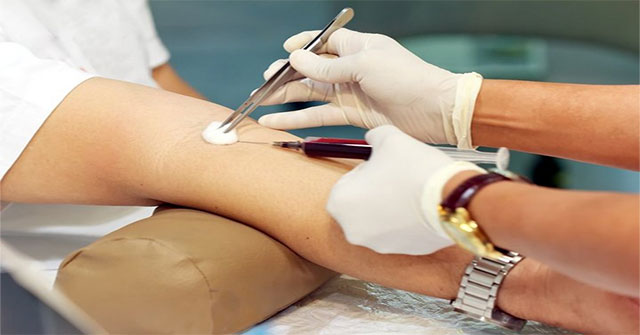 Làm sao bác sĩ, y tá có thể chắc chắn kim tiêm đã đi vào đúng tĩnh mạch bệnh nhân?