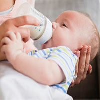 Vì sao trẻ bú bình có nhiều khả năng thuận tay trái? Vì sao trẻ bú bình có nhiều khả năng thuận tay trái?