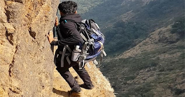 Rùng mình cảnh người đàn ông đi bộ trên vách núi cao 1.200m nguy hiểm nhất thế giới