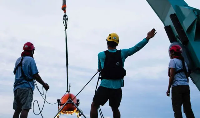 Các nhà khoa học của NASA thay vì tìm kiếm sự sống ngoài hành tinh đang có một dự án mới truy tìm những sinh vật mới dưới đáy biển sâu.