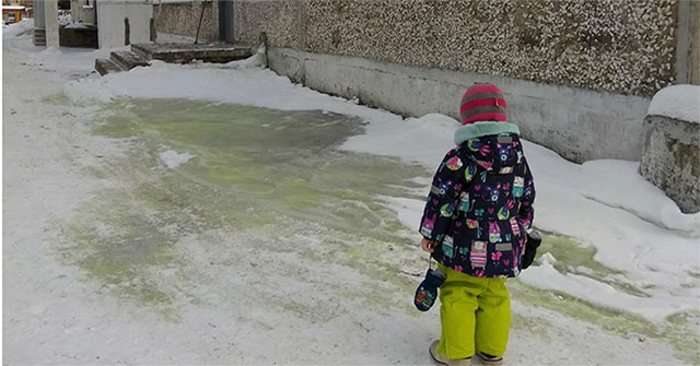 Tuyết xanh độc hại bao phủ thành phố Nga