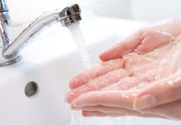 Không rửa tay trước khi rửa mặt