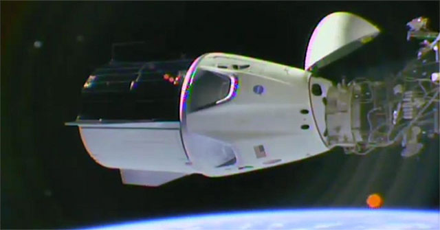 Tàu vũ trụ không người lái Crew Dragon kết nối thành công với Trạm vũ trụ ISS