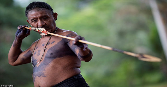 Bộ lạc Amazon sẵn sàng cung tên tẩm độc đối phó người ngoài xâm lấn