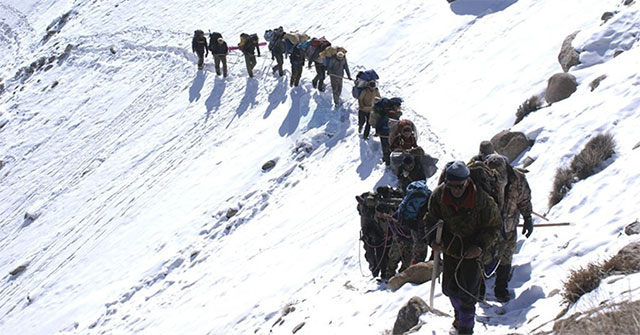 Ngôi làng kỳ lạ tại Pakistan: Phụ nữ muốn leo núi đến kiệt quệ mới thấy hạnh phúc Ngôi làng kỳ lạ tại Pakistan: Phụ nữ muốn leo núi đến kiệt quệ mới thấy hạnh phúc