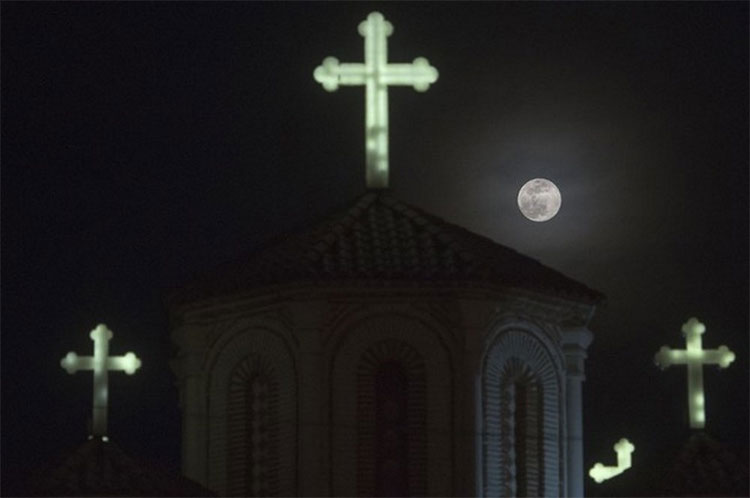  Trong hình là Mặt Trăng đang tỏa sáng trên bầu trời một nhà thờ ở Skopje, quốc gia đông nam Châu Âu Macedonia. 