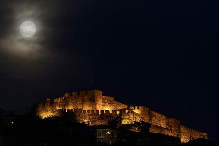 Trong ảnh là Siêu Trăng Xuân phân treo cao bên trên tòa lâu đài cổ Mithymna Molyvos ở đảo Lesbos của Hy Lạp.